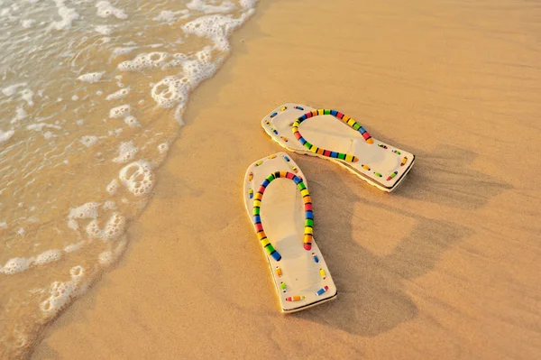 Sandalen am Strand — Stockfoto