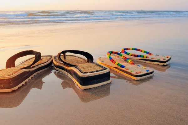Sandalen op het zand — Stockfoto
