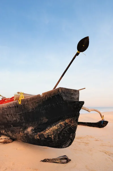 Boot op het zand — Stockfoto