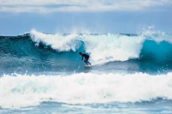 Surfer na fali — Zdjęcie stockowe