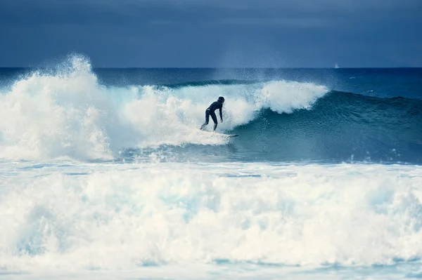 Surfer na fali — Zdjęcie stockowe