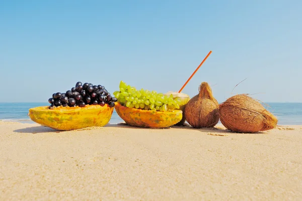Früchte am Strand — Stockfoto