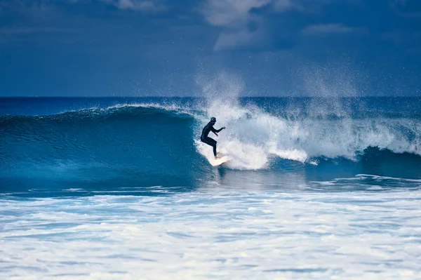 Surfer na Błękitna fala — Zdjęcie stockowe