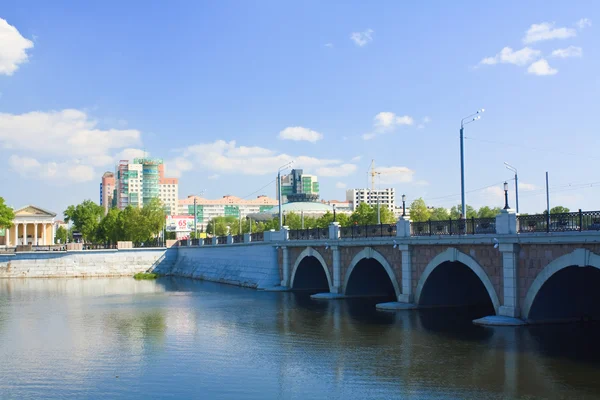 Most přes řeku miass. Čeljabinsk. Rusko — Stock fotografie