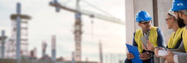 Yatırımcı genç ve güzel bir kadın mimarın sunumunu dinliyor. Çok güzel ve ondan çok hoşlanıyor. Uzakta inşaat alanlarını ve vinçleri görebilirsiniz.