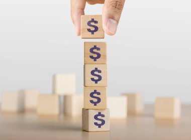 İş büyümesi, kar artışı, gelir artışı veya tasarruf kavramı. Amerikan Doları sembollü ahşap bloklar..