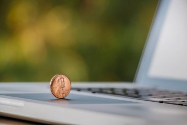 Çevrimiçi ya da çevrimiçi gelir kavramı. Dizüstü bilgisayardaki bozuk para..