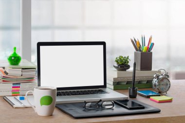 Ofis işyeri, dizüstü bilgisayarı (montaj için boş ekran), defter, kahve, saat ve kırtasiye malzemesi ahşap masada. Yeni bir başlangıç, yeni bir başlangıç, çalışmaya başlamak ya da yaratıcı bir kavram.