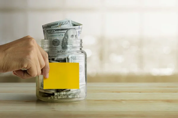 Geld Besparen Concept Man Bewaart Een Blanco Plakkerig Briefje Voor — Stockfoto
