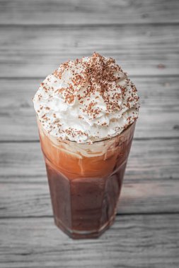 Soyut arka planda dondurma, süt ve çikolatalı kahve.