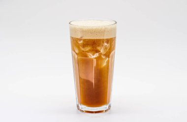 Süt ve buz küplü buzlu kahve izole edilmiş beyaz arka plan