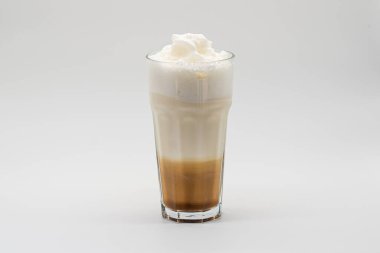 Sütlü buzlu kahve izole edilmiş beyaz arka plan