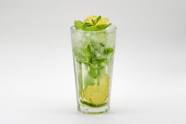 Mojito beyaz zemin üzerine kokteyl