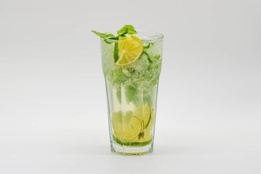 Mojito beyaz zemin üzerine kokteyl