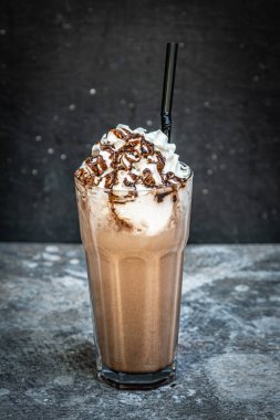 Soyut arka planda dondurma, süt ve çikolatalı kahve.