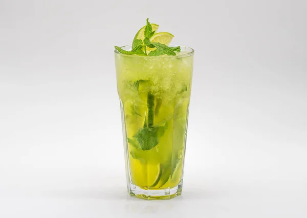 Mojitos Cocktail Med Lime Och Mynta Vit Bakgrund — Stockfoto