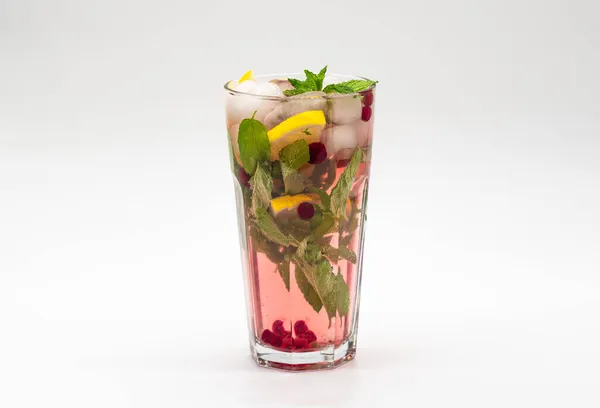 Summer Berry Frucht Eistee Mit Eiswürfeln Vor Weißem Hintergrund — Stockfoto