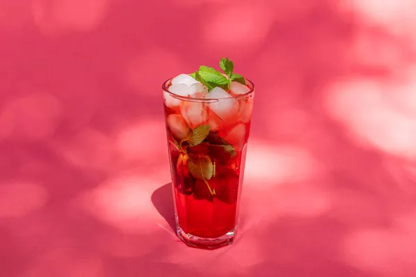 Summer Berry Frucht Eistee Mit Eiswürfeln Vor Rosa Hintergrund — Stockfoto