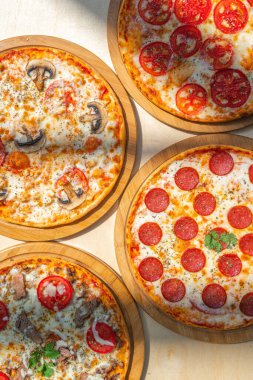 Tahta masada servis edilen lezzetli İtalyan pizzaları..