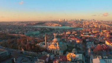 İstanbul 'daki cami ve şehir manzarası uçuştan. Hava görüntüsü 4K.