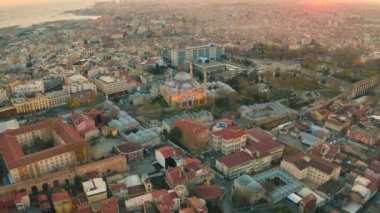 Sultan Ahmed Camii - İstanbul 'daki Mavi Cami, Türkiye' de güzel bir yaz günü. Hava görüntüsü 4K.