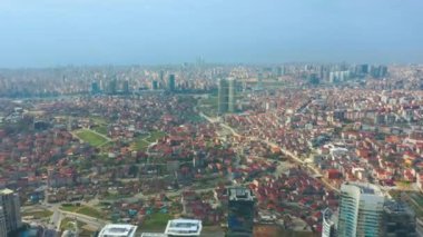 İstanbul, Türkiye 'de gökdelenler ve gecekondular. Arka planda Atasehir ilçesi, modern gökdelenler ve gecekondular görünüyor..