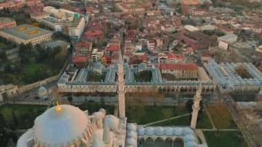 İstanbul 'daki Mavi Cami veya Sultanahmet Camii. Hava görüntüsü 4K.