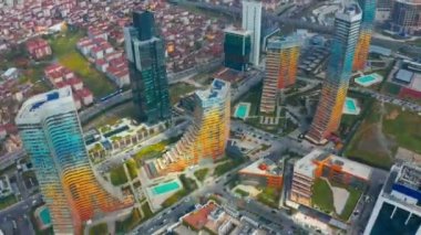 Türkiye 'deki İstanbul gökdelenleri. Şehir merkezindeki havadan hiperhız manzarası ve Atasehir Bölgesindeki modern gökdelenler..