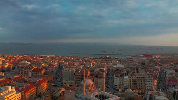 海の背景に古いイスタンブールの屋根。空中ビュー｜4K — ストック動画