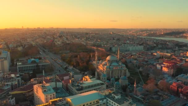 Alrededor de mezquita y vista panorámica de la ciudad al atardecer en Estambul, Turquía. Vista aérea 4K. — Vídeo de stock
