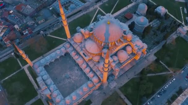터키 이스탄불의 술탄 아흐메드 모스크입니다. 공중에서 본 4K. — 비디오