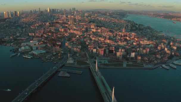 Γέφυρα Βοσπόρου Κωνσταντινούπολη κατά τη δύση του ηλίου στην Τουρκία. Αεροφωτογραφία 4K. — Αρχείο Βίντεο