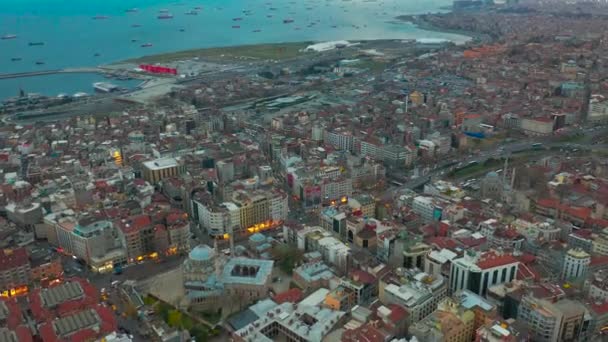 海の背景に古いイスタンブールの屋根。空中ビュー｜4K — ストック動画