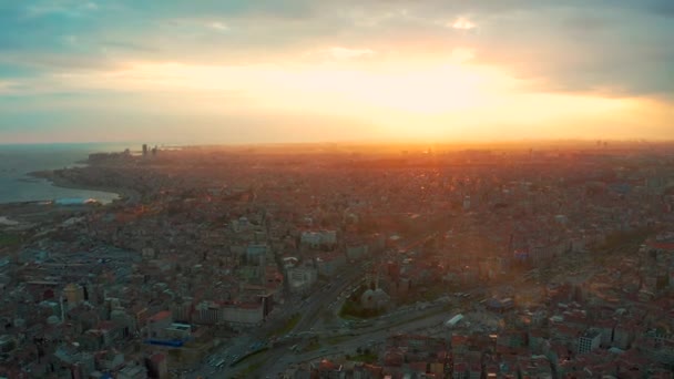 Zonsondergang boven de daken en sloppenwijken van het oude Istanbul. Luchtfoto 4K — Stockvideo