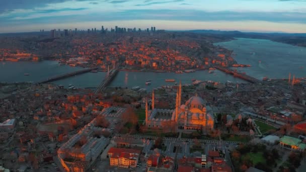 Cityscape de Istambul ao pôr-do-sol - antiga mesquita e vista sobre Corno Dourado e Bósforo na Turquia. Vista aérea 4K. — Vídeo de Stock