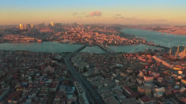 Cityscape της Κωνσταντινούπολης το ηλιοβασίλεμα - παλιό τζαμί και θέα στο Golden Horn και τον Βόσπορο στην Τουρκία. Αεροφωτογραφία 4K. — Αρχείο Βίντεο