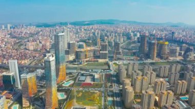 Gökdelenlerin havadan görünüşü ve vinçleri olan büyük binalar. İstanbul finans merkezi.