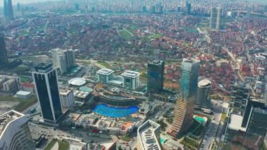 İstanbul, Türkiye 'de gökdelenler ve gecekondular. Arka planda Atasehir ilçesi, modern gökdelenler ve gecekondular görünüyor..