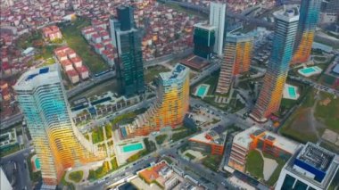 Türkiye 'deki İstanbul gökdelenleri. Şehir merkezinin ve modern gökdelenlerin havadan görünüşü.