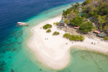 Hava deniz manzaralı tropikal ada ve kumsal, turkuaz su ve mercan resifi. Filipinler, Palawan 'daki Malacory Adası.