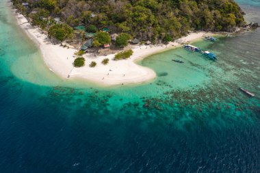 Hava deniz manzaralı tropikal ada ve kumsal, turkuaz su ve mercan resifi. Filipinler, Palawan 'daki Malacory Adası.