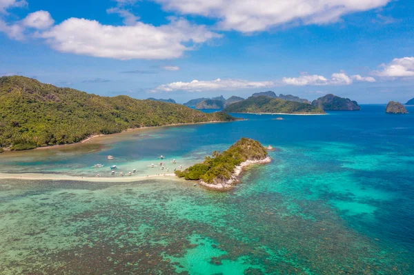 Prachtig uitzicht op een tropisch Slangeneiland met azuurblauwe zee, El Nido, Palawan, Filipijnen. — Stockfoto