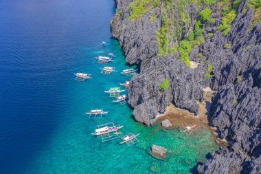 El Nido, Palawan, Filipinler 'de kayalık kıyıları ve gök mavisi tropikal denizi olan gizli bir göl. Mavi Göl 'de saklı bir cennet. Hava aracı görünümü.