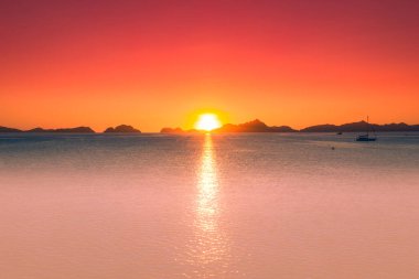 El Nido, Palawan, Filipinler 'de teknesi olan güzel deniz batımı.