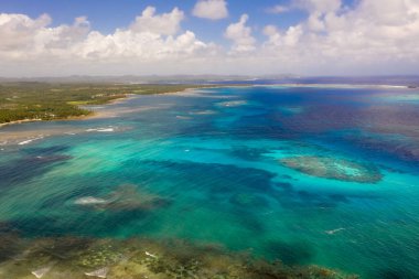 Gökyüzü ve gök mavisi denizli güzel tropikal deniz manzarası