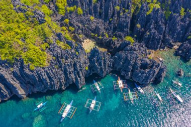 El Nido, Palawan, Filipinler 'de kayalık kıyıları ve gök mavisi tropikal denizi olan gizli bir göl. Mavi Göl 'de saklı bir cennet. Hava aracı görünümü.