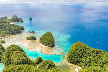 Açık mavi gölcüklerin etrafındaki tropik orman kireçtaşıyla kaplı. Socorro Filipinleri, Sohoton Koyu, Bucas Grande, Siargao 'daki ünlü güzel varış noktasının insansız hava aracı görüntüsü. Asya 'daki en iyi yerler..