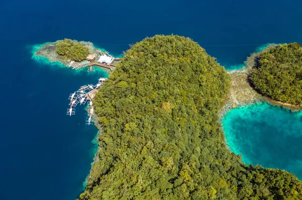Foresta tropicale coperta di calcare intorno a lagune blu chiaro. Drone vista della famosa bella destinazione a Socorro Filippine, Sohoton Cove a Bucas Grande, Siargao. I migliori posti in Asia. — Foto Stock