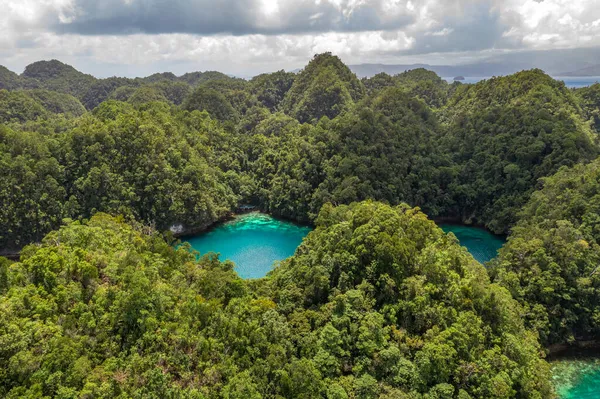 Tropische baai en lagune, strand in Bucas Grande Island, Sohoton Cove. Filippijnen. Tropische landschap heuvel, wolken en bergen rotsen met regenwoud. Azuur water van lagune. — Stockfoto