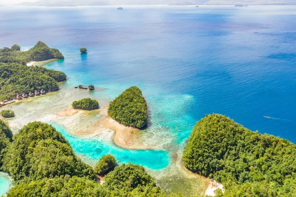 Hutan tropis menutupi batu kapur di sekitar laguna biru bersih. Pandangan Drone tentang tujuan indah yang terkenal di Socorro Philippines, Sohoton Cove di Bucas Grande, Siargao. Tempat terbaik di asia. Stok Foto